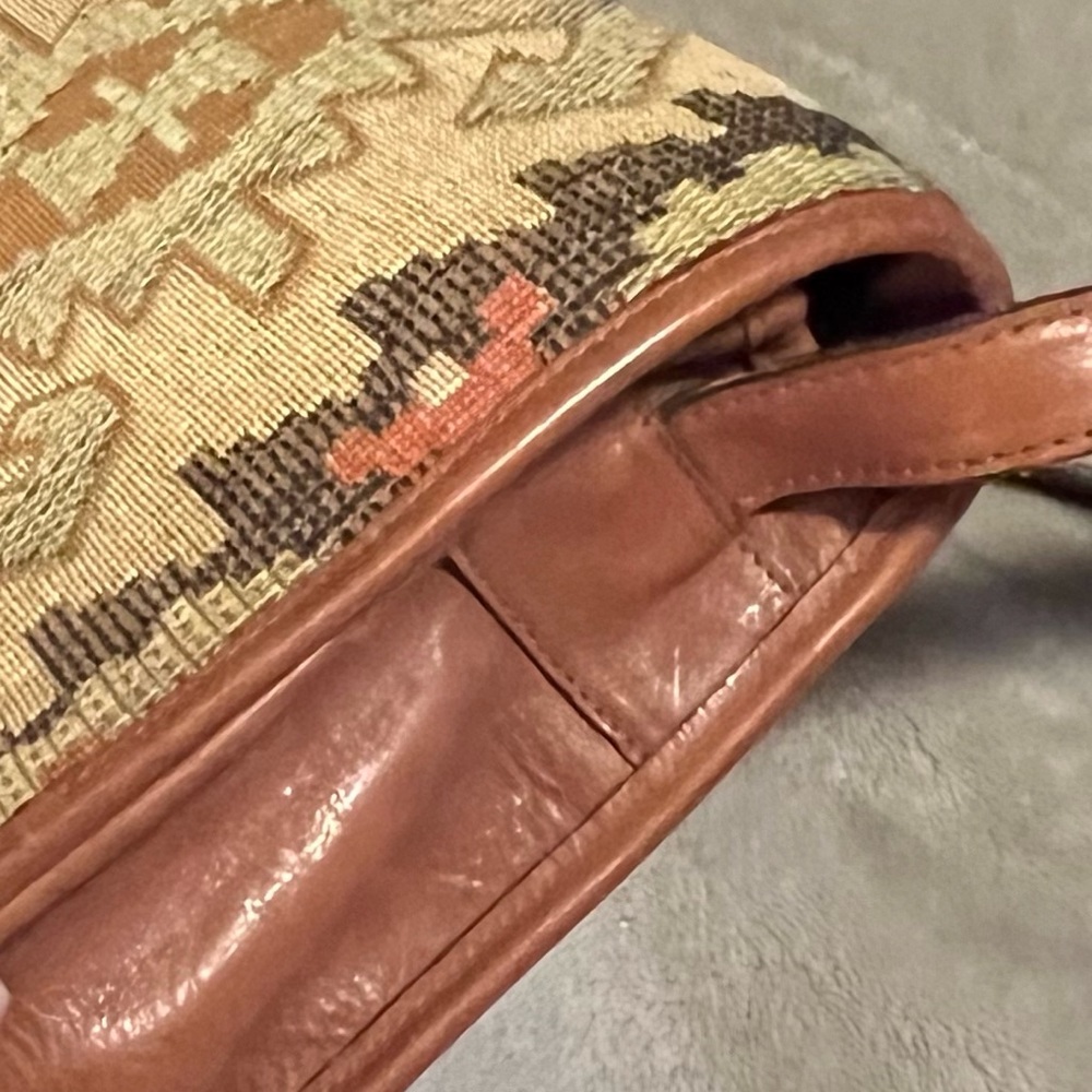 Casleigh tapestry crossbody. Excellent condition. Approx 9” x 8” x 3” deep. - Picture 8 of 8